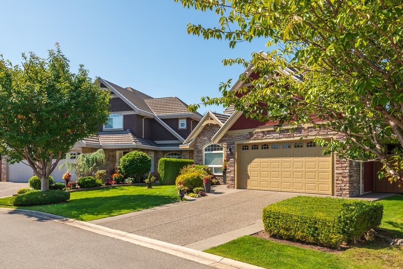 parte delantera de casa con cochera y jardin en puebla 
