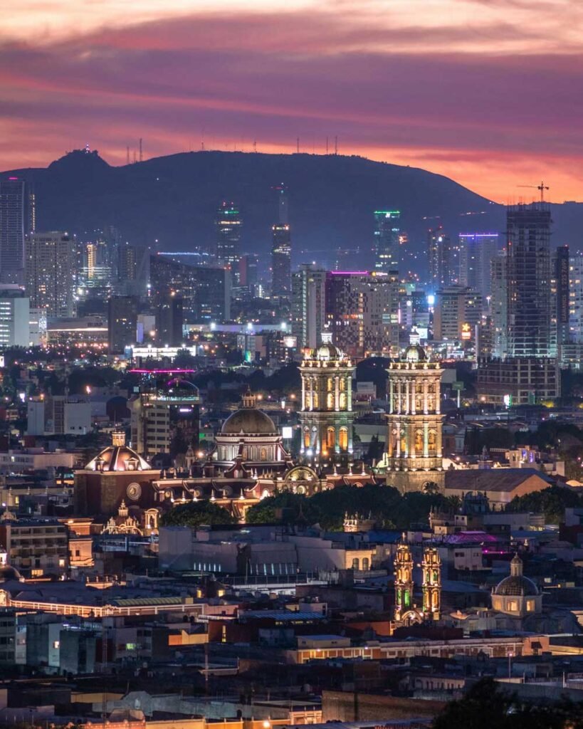 La ciudad de Puebla al atardecer con vista a sus edificios.